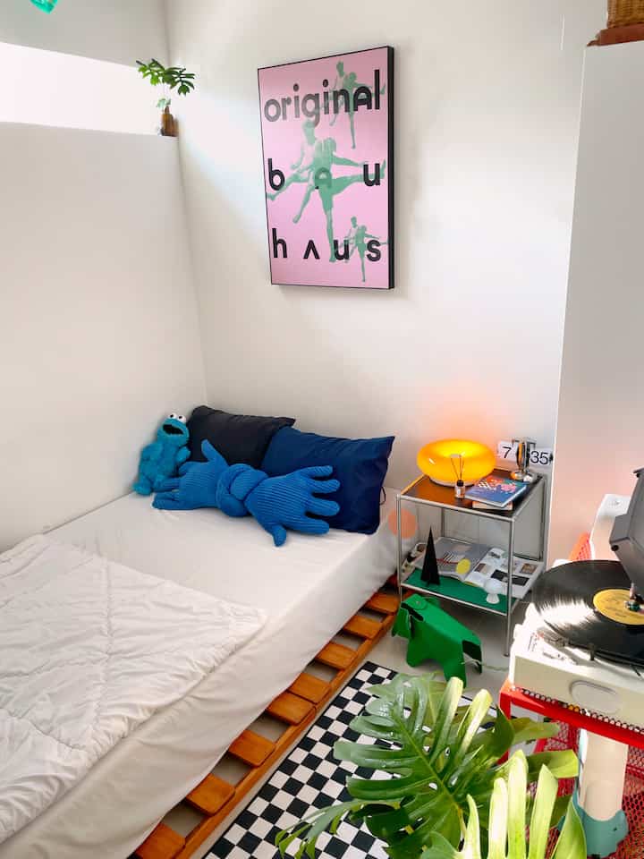 Potret Kamar Tidur 🛌

Kamar tidur ini saya dekor sama seperti ruangan lainnya yaitu dengan memadukan banyak item berwarna untuk memberikan mood yang ceria. 

Tidak ada color pallete khusus karena saya coba menggunakan semua warna. Tips agar semua tampak serasi adalah usahakan untuk item item besar menggunakan warna2 netral seperti warna putih, dalam hal ini sprei pada kasur, lemari, dan juga meja kerja. Sedangkan untuk item berwarna dapat diterapkan untuk item item dekoratif kecil atau printilan lainnya yang menghiasi ruangan 🎨✨
#BringColorsToMyHome
#HomeColorPalette
#HomeColorDesign