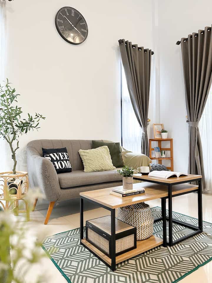 🩵🩵
Walaupun jarang ada yang bertamu ke rumah, living room dengan perpaduan warna hijau, abu, hitam dan putih ini tetap menjadi ruangan favorit saat bercengkrama dengan pasangan dan para pasukan anabul di rumah @nyamandiomah.
Ruangan ini bisa juga dimanfaatkan sebagai ruang baca dengan meja fungsional yang bisa dipindah-pindah sesuai kebutuhan.

#MyFavoriteRoom #MyHouseStory #MyFavoriteItems #nyamandiomah #Dekoruma