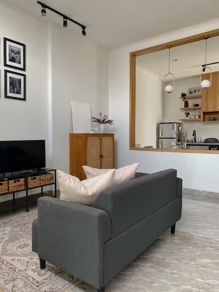 Color palette yg kami aplikasikan di rumah kami adalah warna-warna neutral seperti coklat (wood), hitam, putih, abu-abu, cream / nude, hijau (tanaman artificial). Kami suka sekali dengan color palette seperti ini karena terkesan timeless, mudah di mix and match dengan warna palette yg vibrant sekalipun, terasa teduh, dan warm. 

Tips agar color palette seperti ini tidak terkesan monoton, bisa dipadukan dengan barang dekoratif yg memiliki pattern dan texture, misalnya karpet boho (terdapat pattern yg cukup ramai), vase rustic, dan keranjang rotan. 

#BringColorsToMyHome #HomeColorPalette #HomeColorDesign #neutralcolor #minimalis 