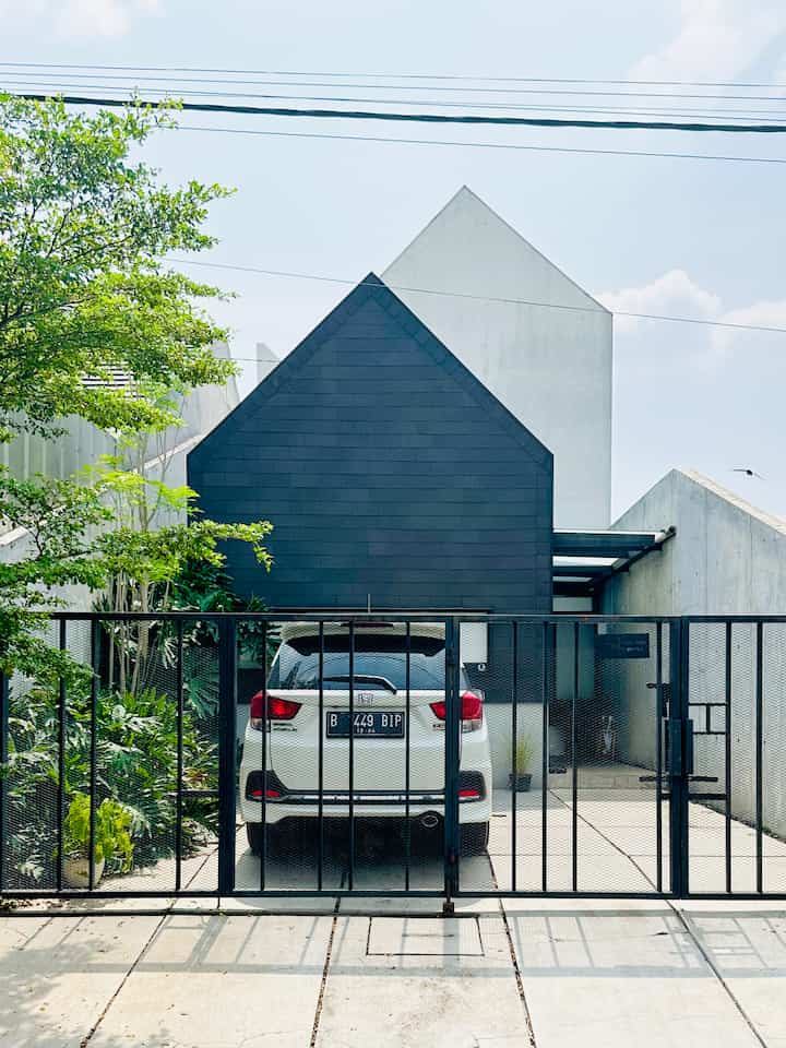 • Fasad •
Konsep Fasad RFL House bergaya scandinavian, dimana fasad memiliki bentuk segituga yang saling bertumpuk dengan warna yang kontras.
Salah satu hal yang paling mencolok pada fasad RFL House ini ada bentuk segitiga hitam, dimana menggunakan material yang dama dengan bagian atap, sehingga bangunan segitiga tersebut menjadi suatu kesatuan yang utuh tanpa terputus.
Disini aku mau spill material apa yang aku gunakan dan beberapa tanaman yang aku gunakan untuk area fasad ini. Semoga bermanfaat 😁

#designfasad #idefasad #inspirasifasad #scandinavianfasad #fasad #scandinavianhouse #fasadrumah #fasadscandinavia