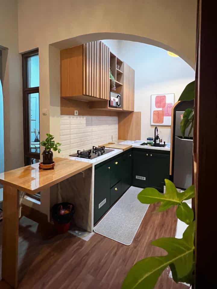 Adjusting my kitchen yang awalnya lurus menjadi lebih L dengan additional cover berbentuk arch untuk kulkas
#kitchen #arch #darkgreenkitchen #inspiration #lowbudget