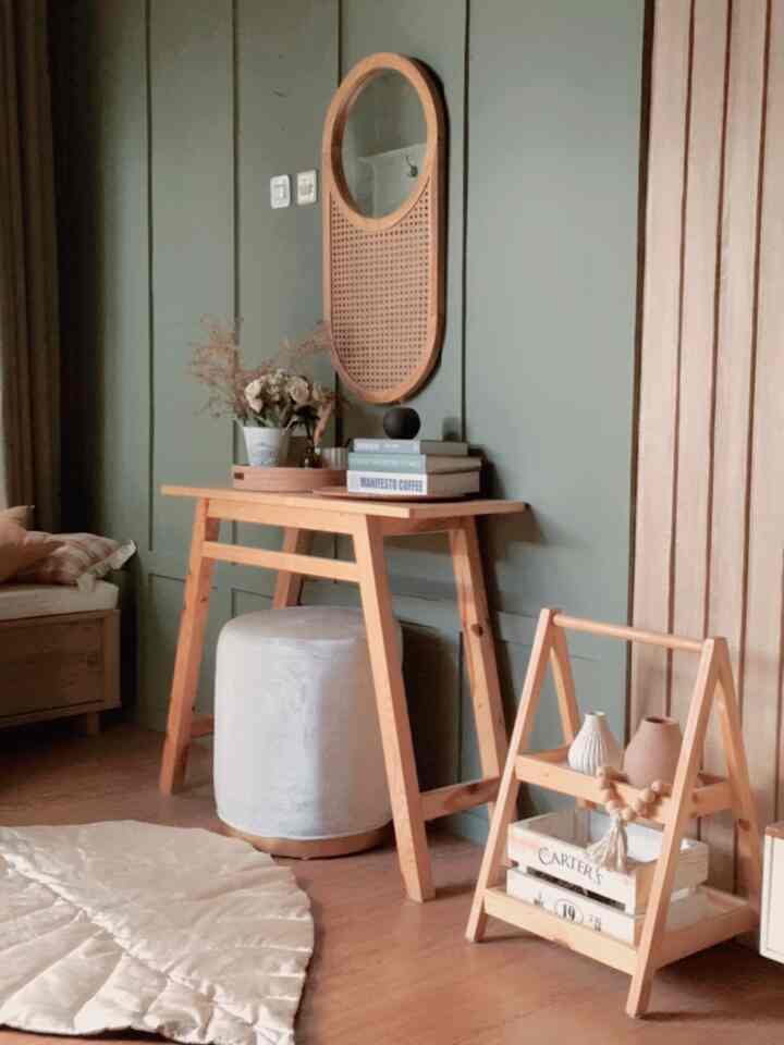 My Favorite Room
Ruangan Foyer serbaguna 

Hasil DIY an... dari dinding pasang Wall Batten n Wallpanell motif kayu pd backdrop tv, ....90% hasil makeover DIY . 
Ruang estetik n spot Ngonten serta foto" shot bbrp acara.....

Items Favorite kami di ruangan ini :
• furniture bahan Kayu meja konsol
• Cermin oval rotan mix kayu jati
• Karpet Daun
• Stool bulat
jadi dinding sage ketemu coklat kayu kesan natural nya dapet😍 cozy n nyaman aza di lihat....Tone🤍

Semoga menginspirasi

#MyFavoriteRoom
#MyHouseStory
#MyFavoriteItems
#MyFoyerRoom #foyer #sage #ruangserbaguna #minimalis #HomeDecor #Idedekorasi