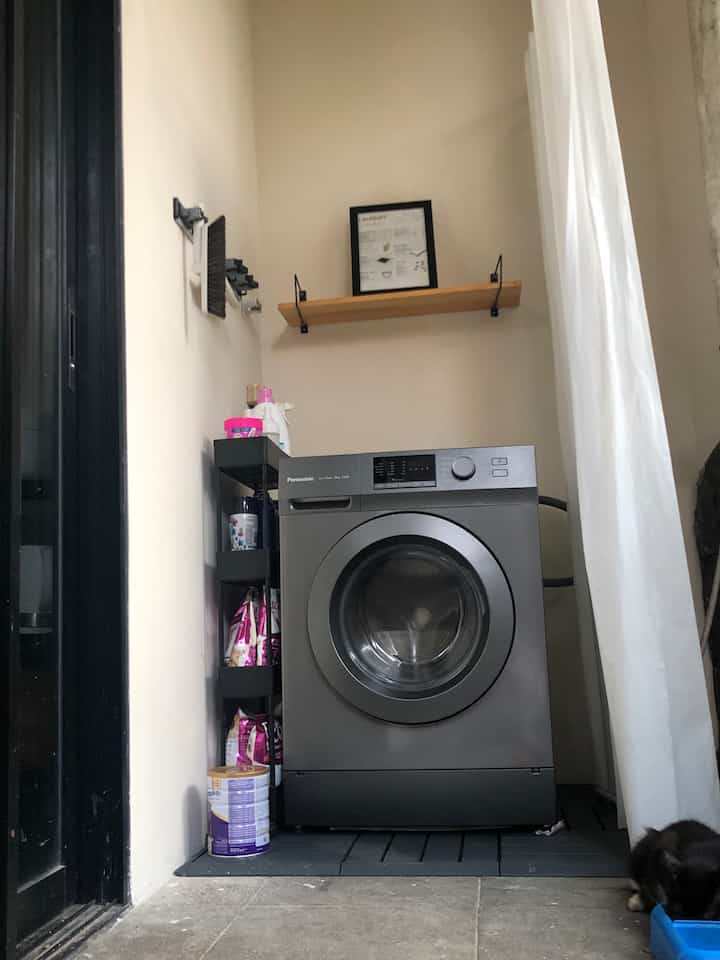 Akhirnya di repaint juga bagian laundry, mata jadi ga sakit lagi liat tembok belang. Thanks to om aku yang kalau nginep dirumah gabisa diem pasti ada aja yg dikerjain🤭

#laundryroom 
#ruangcuci
#inspirasirumahkecil
#inspirasirumahminimalis
#laundryroomkecil 
#dekorasilaundryroom 
#laundryarea