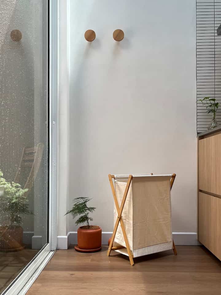 Cobalah untuk menyeimbangkan pekerjaan rumah 👀

#laundryarea #bamboostorage #kitchen
#openplandesign #wood