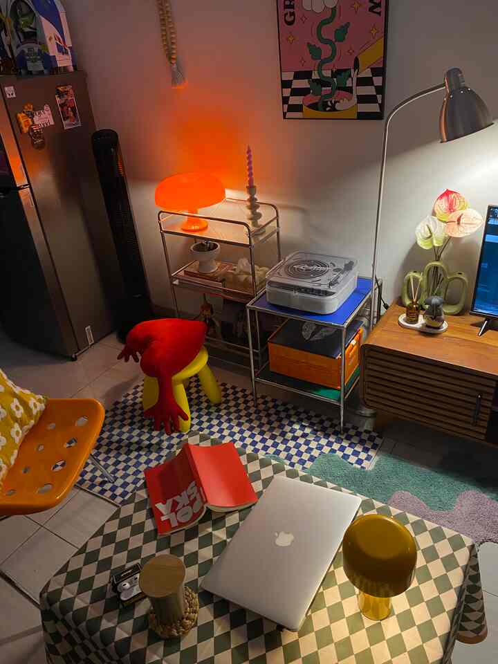 Ruangan terlihat fancy, menurutku, lebih pada pola penataan barang dan pemanfaatannya ✨

Misalnya, kunci ruangan terlihat fancy kala minim pencahayaan ya pasti pemanfaatan lampu. Ruangan ini menggunakan pencahayaan warm light sehingga menciptakan suasana hangat ditambah model lampu yang unik memberi kesan artistik 🎨

Penggunaan karpet dengan tema dan model tertentu juga bisa mengubah suasana yang berbeda

Lalu, barang dekorasi agar ruangan terlihat fancy juga bisa memakai barang-barang sesuai hobi. Kalau suka membaca, bisa menaruh tumpukan buku pada rak. Atau menaruh speaker atau vinyl turntable player bagi yang suka mendengarkan musik 🎶

#FancyBudgetMinim  #LowEffortFancy #SpillDecorLowBudget #midcenturymodern #rumahdeveloper #depok #decorlowbudget
