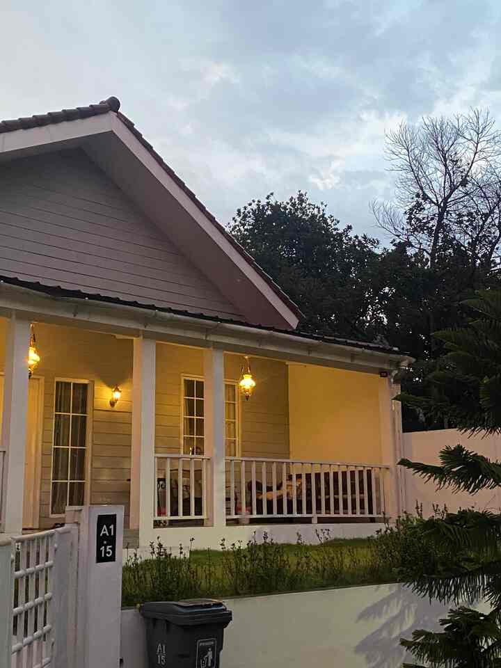 Fasad dengan tema victorian ini dapat dicapai dengan penggunaan material lisplang urat kayu dan di coat dengan cat. 
#DesignFasad #IdeFasad #InspirasiFasad