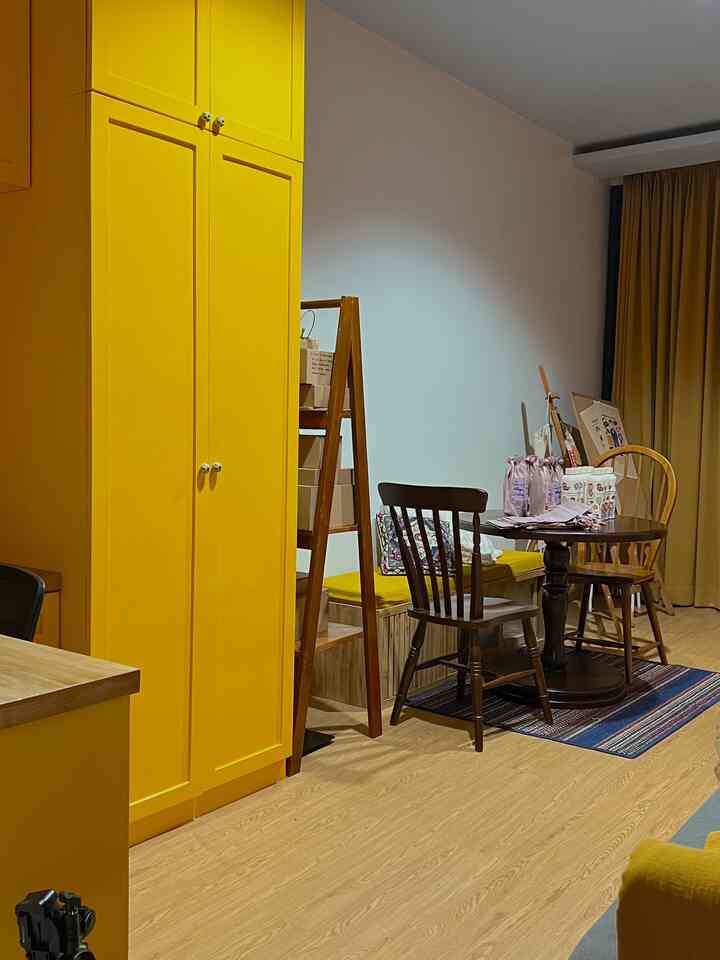 Home office Cabe🛋️

Dibuat dengan kaca besar dibagian depan, harapannya agar cahaya bisa masuk maksimal dan nantinya Cabe bisa kerja sekaligus bikin konten dengan nyaman✔️ ohiya, salah satu wishlistnya juga pengen ruangan ini jadi bisa berasa kayak “cafe” supaya bisa berasa kayak kerja diluar rumah😝
#homeoffice #18sqm #ikea #jotun #depok #spcmarvel #kayujatijepara 

