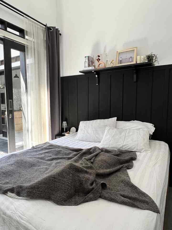 Kamar adalah salah satu tempat favorite dirumah. Karena dikamar ada AC nya, jadi bisa ngadem disaat cuaca panasnya ga karuan. Apalagi dikamar ini untuk dekorasinya didominasi oleh warna monochrome, jadi lebih adem kerasanya. Kamar dan ruang wadrobe kami pisahkan, supaya kamar tidur tetap terlihat selalu rapi. Kami hanya menggunakan beberapa furniture yang berguna saja dikamar seperti meja samping tempat tidur yang memang dibutuhkan sekali sebagai tempat naruh2 barang, dan ambalan sebagai hiasan. 
#dekorasikamartidur #inspirasikamartidur #masterbedroomstyling 

#rumahtanpaarsitek #selfinterior #DIY #Industrial #minimalist #minimalis #rumahdeveloper #decorlowbudget #rumahmungil #Bandung #45m2 #monochrome #kamartidurhotel #kamartidur #kamarutama #kamartidurpasangan #kamartidurputih #kamartidurminimalis #kamartidurscandinavian #kamartidurindustrial #homestagram #homedecor #inspirasikamartidur #inspirasikamar #kamarminimalis #hitamdanputih #desainkamartidur #interiorkamartidurutama #roomaesthatic #aesthaticdecor #aesthatic 