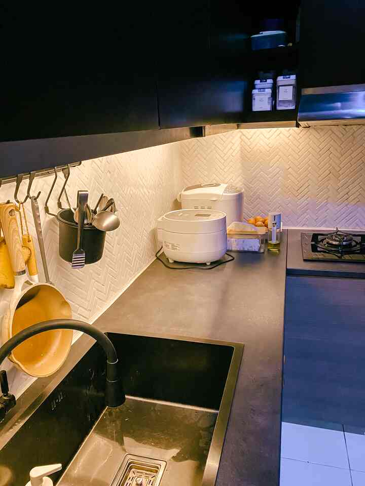 Dapur greynaehaus saat malam hari..

aku tipe yang beresin kerjaan (termasuk cucian piring), sebelum tidur.. jadi kalau bangun pagi mood bisa lebih happy karena rumah lebih rapih.

Dapur ini hampir setiap hari dipakai masak, biasanya cuma off di hari Minggu.. dan ini satu2nya dapur di rumah.. jadi dapur bersih/ kotor ya jadi satu😁

Aku dan suami sepakat untuk urusan dapur sebisa mungkin cuma simpan barang penting diatas top table, agar dapur lebih rapih dan terasa lebih luas.

Jadi kita simpan barang seperti bumbu, panci, peralatan makan, blender dll di dalam lemari.

Kita juga tidak pakai dekorasi untuk dapur ini, jadi semua yang ada di dapur ini memang benar terpakai untuk masak.

#kitchenstyling #kitchendecorideas #kitchenmakeover #greynaehaus #dapursimple #dapurminimalis #bandung 