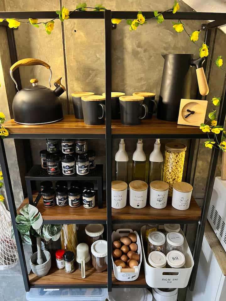 𝙂𝙚𝙜𝙖𝙧𝙖 “𝘽𝙧𝙞𝙣𝙜 𝘾𝙤𝙡𝙤𝙧𝙨 (𝘽𝙡𝙖𝙘𝙠) 𝙩𝙤 𝙢𝙮 𝙆𝙞𝙩𝙘𝙝𝙚𝙣”
.
Jadi semuanya remodel black di dapurku 🤭
pernak perniknya ganti black dulu. Nanti kalo bosen jadikan putih lagi 😀. Alhamdulillah ada serba bumbu dari GARLICKYS yang tutupnya black juga. Black itu Elegant, jadi ganteng dapurku 😅. Moga menginspirasi ya ❤️
.
#industrialkitchen #vintagehome #junglehome #industrialvintagehome #kitchenremodel #kitchenredesign #teko #tekoestetik #rumah120m2 #industrialvintagekitchen #rakindustrial #dapurmungil 