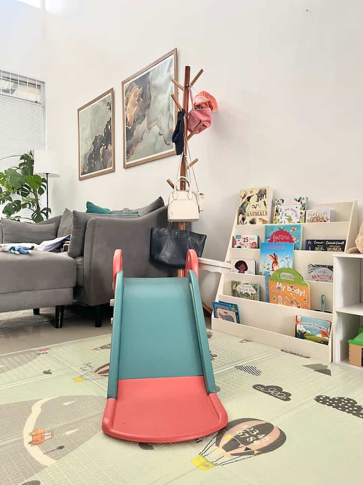 Dekorasi di area bermain anaku adalah rak rak buku dan rak mainan ini ✨ walaupun sebenernya mereka adalah furniture, tapi keberadaan 2 barang itu samgat mempengaruhi kesan di area bermain ini. Ruangan jadi terlihat playful, mendorong anak untuk bermain independent play juga, dan yang terpenting ruangan bisa tetep rapi dan kecee🤍🤩

#FancyBudgetMinim #LowEffortFancy #SpillDecorLowBudget #minimalisthouse #rumahcluster #bandungtimur #decorlowbudget #rumahmungil #livewithkids
