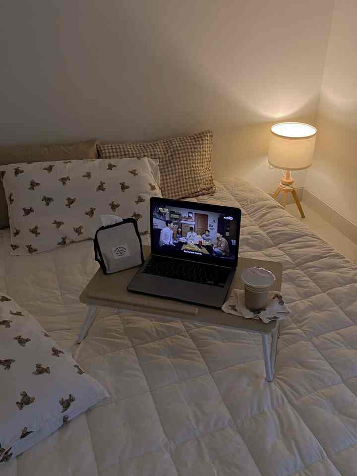 𝙣𝙞𝙜𝙝𝙩 𝙢𝙤𝙙𝙚 📺🪴🌫️🧉

rewatch my fav kdrama : reply 1988 
tema kamar minggu ini white & brown.

ditemeni kopi & perintilan baru ambalan model tirai disudut kanan. 

#bedroom #kamartidur #koreanbedroom #whiteandwood #nightmode #japandi #mejalipat #sarungbantal #selimut #rakdinding #kasurtempattidur #lamputidur 