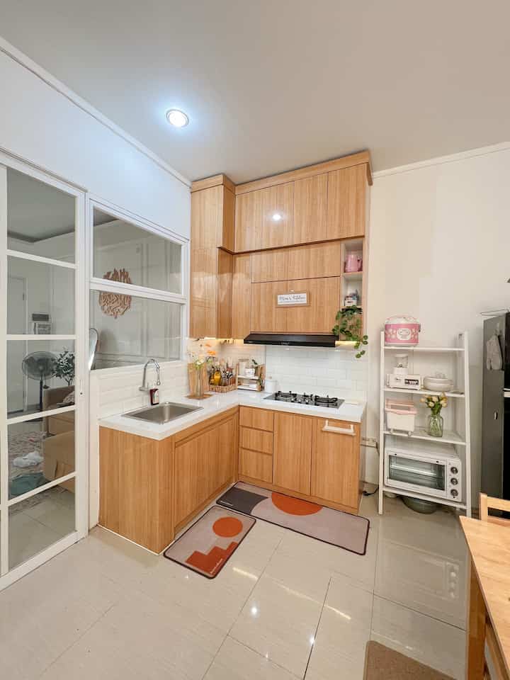 
Hai, inilah dapur kami...
Tempat membuat masakan yang disajikan dengan penuh cinta.
Masih dengan Japandi Mininmalist style, nuansa kayu yang natural dan tidak mencolok, pada kitchen set ini menjadi salah satu pilihan kami.

Kami memaksimalkan kitchen set ini untuk menyimpan banyak perabotan dapur dengan kabinet-kabinet yang luas.

Dengan ukuran panjang keseluruhan 3 meter dan tinggi mencapai plafond, kitchen set minimalist ini sangat cukup di rumah ini.

Untuk mencapai style tersebut, kami juga menggunakan perintilan dapur bernuansa white and wood, agar serasi dan terlihat rapi.


#japandi #minimalist #roomdecorinspo #aesthetichomedecor #kitchen #dapurminimalist #dapurkecil #japandikitchen 