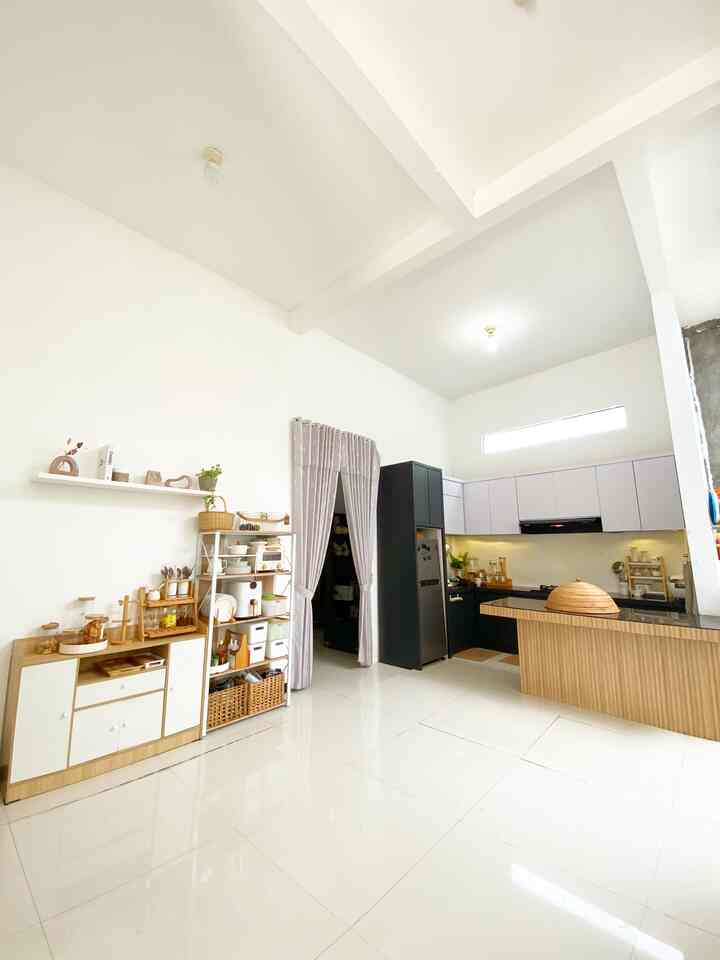 Luas area dapur dan makan ini adalah 7x4m. Ruangan ini paling luas di rumah. Selain untuk dapur dan area makan, bagian pojon dinding di fungsikan untuk pantry terbuka #scandinavian #100m2 #mydreamhouse #bighouseinspo #rumahbesar