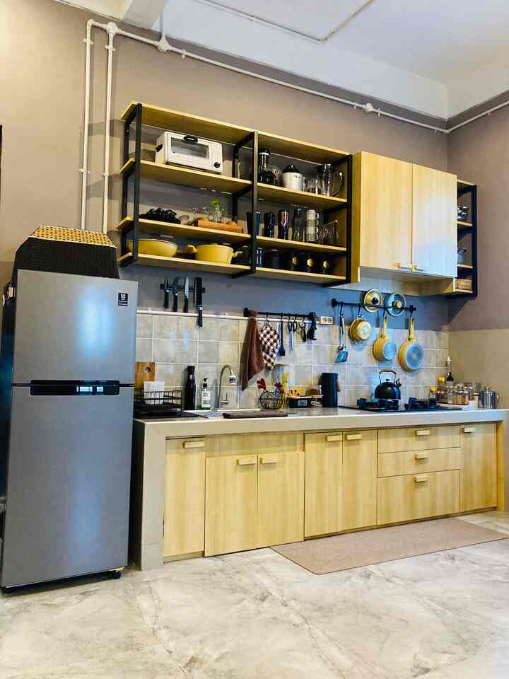 Dapur di Roemah Pakal ini termasuk sederhana, hanya segaris dan menggunakan table cor. 

Tetapi dapur ini terlihat manis dengan ada nya ambalan terbuka yang minimalis. 

Agar ambalan terlihat lebih cantik , aq taruh alat alat dapur yang memang sehari hari aq pakai tapi di tata dengan rapih sehingga tetap enak untuk dilihat.

Dan di meja nya pun aq letakan keperluan memasak yang tidak hanya fungsional tetapi estetik agar masak jadi lebih semangat. 


#kitchenstyling #kitchensecorideas #kitchenmakeover #dapur #dapurindustrial