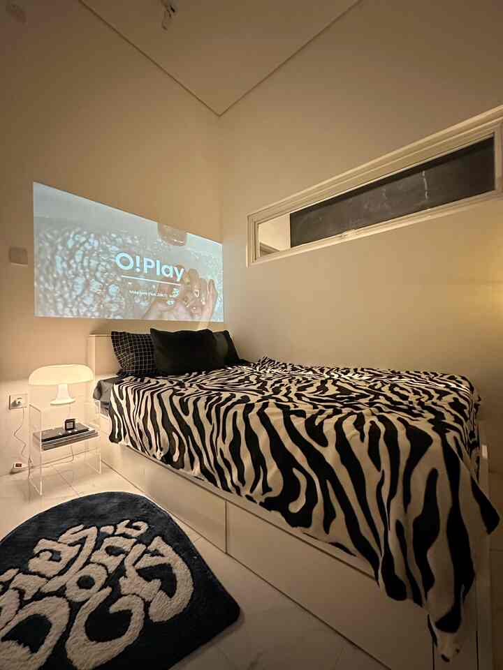Monochrome Bedroom
-

Ukuran kamar angkahouse 3x3 meter, kita menggunakan cat tembok berwarna full putih agar terlihat luas dan menggunakan furniture berwarna putih juga agar mampak lega. Dengan menggunakansprei berwarna hitam dan selimut motif zebra kamar ini memiliki karakter monochromo style. Kita ciptakan kenyamanan kamar ini seperti gaya korean bisa dibilang seperti itu tapi kita menyebutnya kamar minimalis 


#bedroom #kamartidur #inspirasikamar #72sqm #angkahouse #minimalis #bauhaus #aesthetic #white #deco #homestagram 