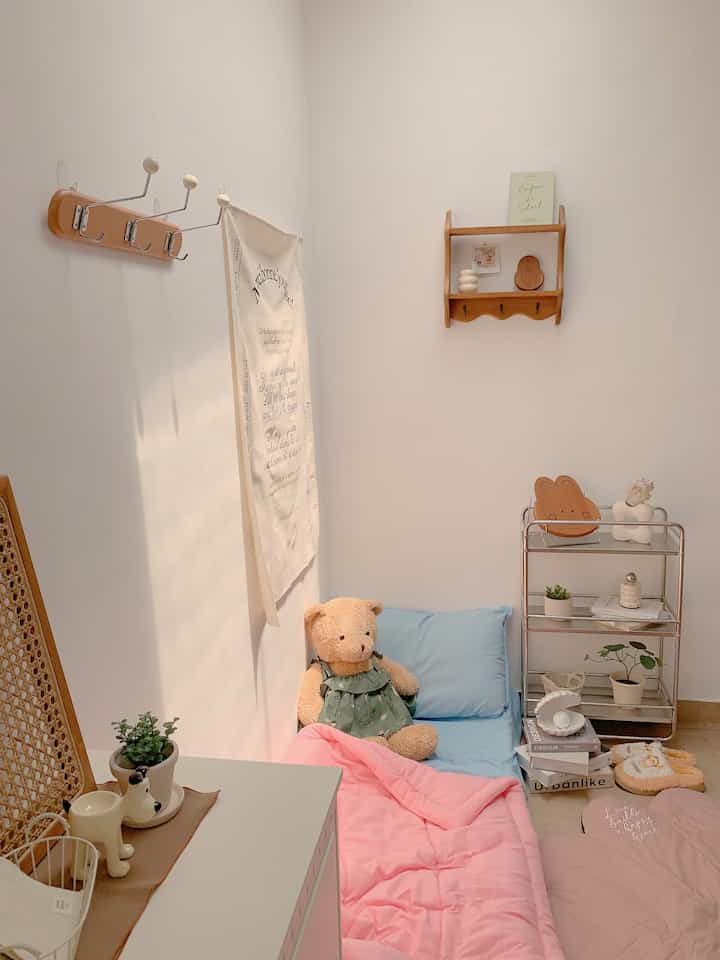 Tiba - tiba ada cahaya ilahi masuk studio , auto ceklek 📸
Ruang studio aku lebih memilih untuk dekor korean style. Untuk membuat ruangan kita kelihatan korean style, kita butuh mengganti lantai keramik kita dengan menggunakan sticker vynil ato pvc dengan warna tone sesuai dengan kesukaan kita. Lalu untuk dekorasi tambahannya disesuaikan dengan kesukaan kita. Kalo aku perpaduan wood, white ivory dan mix dengan warna pastel. 

#homedecorinspo #roomdecorinspo #aesthetichomedecor #minimalist #korean #koreanroom #koreanstudio #studiokorea #ministudio #bedroom