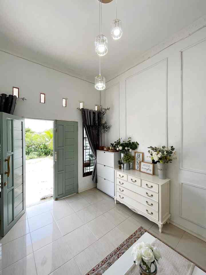 Area foyer yang disambut rak sepatu juga drawer penyimpanan. 
#rumahyasmine #vintagehome #farmhouse #americanclassic #Homedecor #dekorasirumah #homeinspiration #homeideas #interiorstyling #rumahcantik #desainrumah #inspirasirumah #desainrumahminimalis #desainrumah #rumahminimalis #rumahkorea  #vintagehome #modernfarmhouse #japandi #rumahjapandi #jendelaoval #jendelabulat