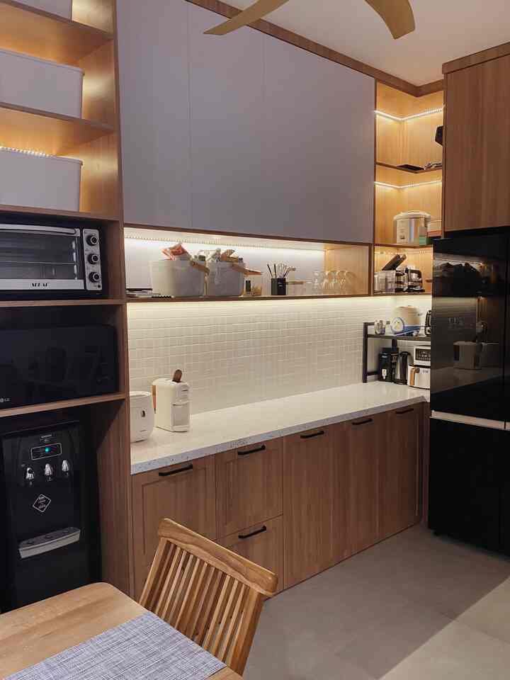 Slide 1 : Karena luasan rumah kami yg terbatas dan kami membutuhkan space untuk menyimpan barang sehingga kami memutuskan untuk melakukan custom kabinet kitchen set yang bisa difungsikan juga sbg storage

Slide 2 : custom furniture untuk backdrop TV

Slide 3 : rak tempat storage kami DIY sedikit dengan memberikan lapisan kertavise, krn sebelumnya warna rak ini tidak senada dengan trofast 😊

#customfurniture #DIYFurniture #personalizedfurniture #uniquefurniture #furnitureplayroom