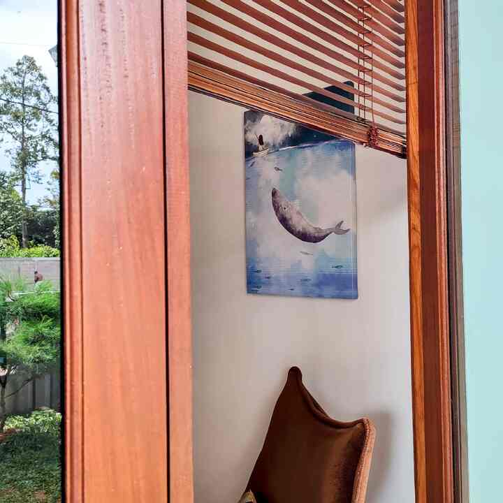 Dalam ruang kecil sebuah rumah, terdapat keindahan yang tak terlihat oleh mata sehari-hari. Toples bumbu yang penuh dengan rempah-rempah harum, wallpaper dengan motif yang melukiskan cerita keluarga, serta pajangan fungsional yang menjadi saksi bisu perjalanan hidup. Mereka bukan hanya objek, tapi pesan-pesan kecil yang menjadikan rumah tempat yang penuh akan kenangan dan kehangatan. Detil-detil inilah yang merangkai cerita dalam keheningan ruang kita.
#rumahdeveloper #detilrumah #pajangan #myfavoriteitems #perabotanrumah #rumahmungil #hidupminimalis #80m2 #japandi #tropis