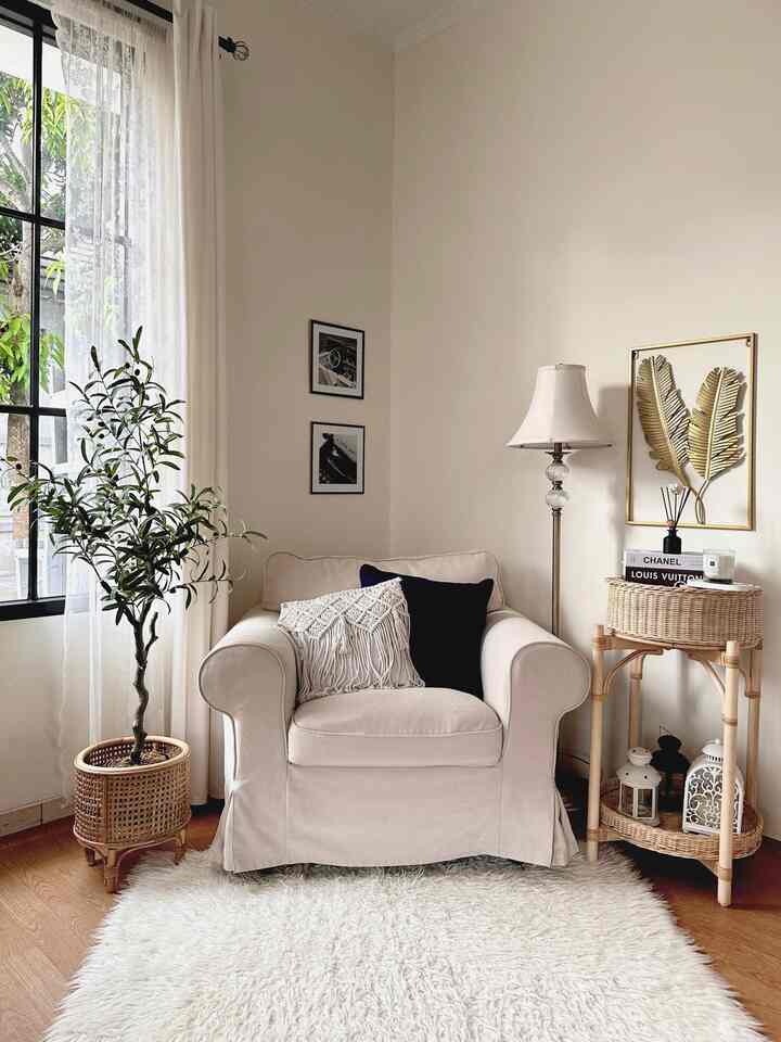 Saya termasuk tipe orang yang cepat bosan dengan suasana rumah. Untuk mengatasi kebosanan tersebut saya sering memindah-mindahkan posisi furnitur dan juga barang dekoratif lainnya agar terlihat fancy.

Apabila saya ingin ada sentuhan baru dekorasi, saya lebih sering membeli dari marketplace seperti shopee dan tokopedia. Alasan saya memilih marketplace karena barang yang saya inginkan mudah didapat, murah dan juga cepat diterima. 

#FancyBudgetMinim
#LowEffortFancy
#SpillDecorLowBudget