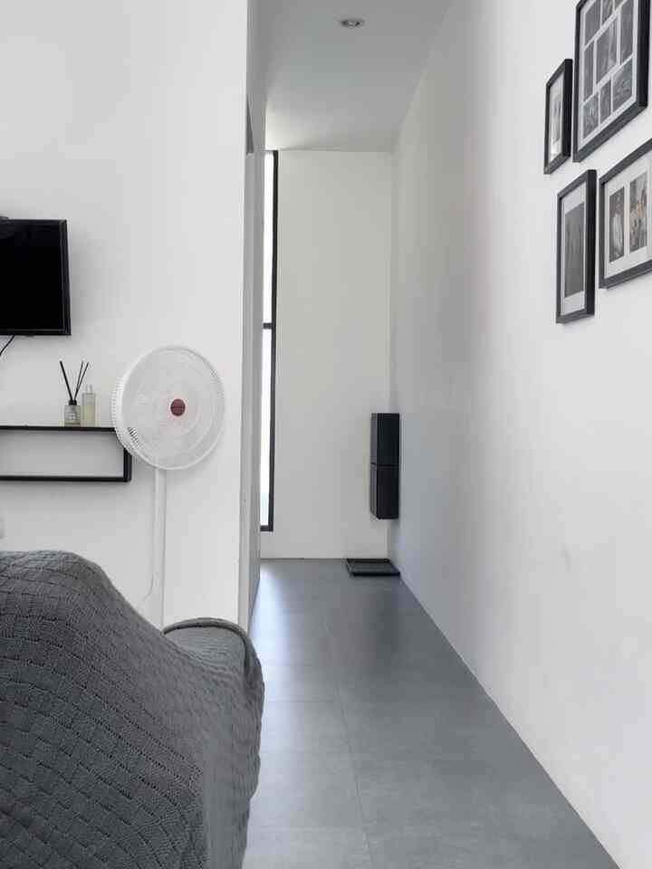 Simple living room! Living room yang hanya berukuran 3,5mx2,5m tapi bisa terkesan luas✨

Memilih tone monochrome yang simple, furniture yang tidak bulky dan motif karpet yang bikin ruangan terkesan luas salah satu caraku styling living room✨

#livingroomstyling #livingroomdecor #livingroommakeover #ruparupa #informa #monochromedesign #livingroomidea #minilivingroom