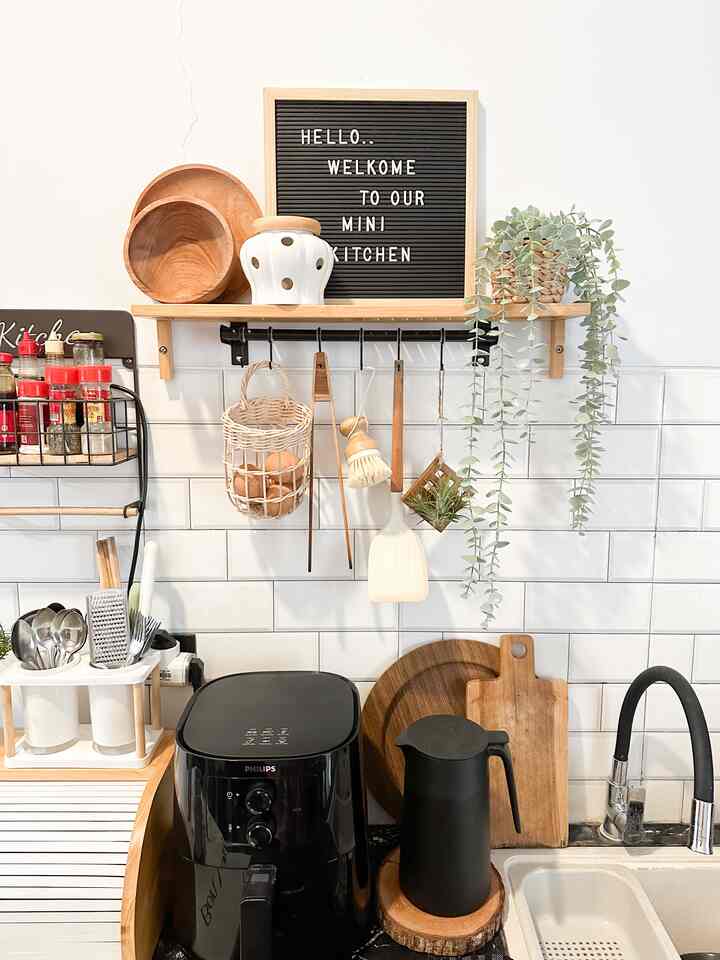 Dalam memilih item untuk keperluan dapur sekaligus sebagai hiasan yang dapat menambah estetika, aku memilih barang yang senada secara warna yaitu warna putih, kayu dan hitam. 

Untuk item yang kubeli banyak yang di bawah harga IDR 100k, seperti tempat penyimpanan bawang keramik, tempat sendok set keramik dan tempat telur rotan. Bahkan untuk tempat telur rotan semanis itu hanya kubeli seharga IDR 25k lho.. tapi dapat merubah suasana, sekaligus berfungsi sebagai tempat telur.

Jadi, setiap beli barang, biasanya aku tidak hanya mementingkan estetika, tapi kalau bisa barang tsb juga bersifat fungsional ✅✨

#nyamandiomah #LowBudgetKitchen #LowBudgetKitchenMakeOver #LowBudgetKitchenInspiration #kitcheninspo #dapurminimalis #japandi