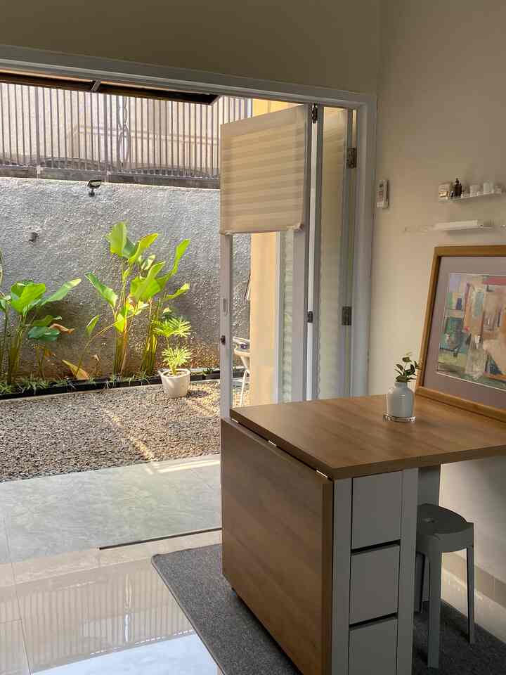 Dining room yang sebelahan sama dapur😊 kalau pintu dibuka, langsung dapet udara segeeerrr karena belakangnya masih ada taman miniiiii! 

#petparent #rumahdeveloper #rumahmungil #50m2 #minimalis #inspirasidekor #mejamakanlipat 