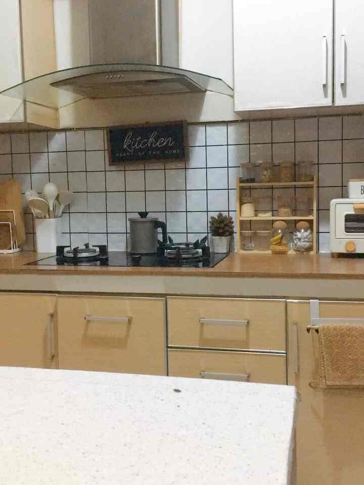 Suasana Dapur di malam hari 🤍 
Penerangan masih lengkap di kala masih ada aktivitas,......Dan sebelum tidur baru lampu minibar saja yang nyala, jd redup syahdu....

Semoga menginspirasi

#dapurminimalis #nightvibe #idedekorasi #detailmaterial #japandi #ohouseidn_nana #lowbudget