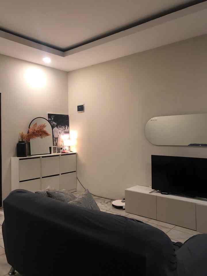 Selamat hari minggu tetangga!💕
Malam minggu ini terisi penuh hatiku karena ada kumpul sodara dan ngobrol ketawa ketiwii sampe malem, dan baru sadar blm upload ohouse namun hanya ruangan ini yang bisa di post krn satu2nya yg ga disentuh🫣 hehehe senangnya aku makan2 menghabiskan weekend bersama keluarga
#rumahminimalis
#dekorasiruangtamu 
#ruangtamukecil 
#ruangtanuminimalis 
#inspirasidekorasi
#lovewhereyoulive