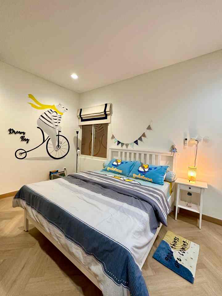 Waktu pertama pindahan rumah, cita-cita nya mau pake barang warna netral semua.. eh tapi buyar semua saat nemu sprei Gudetama lucu gini, auto cek out keranjang belanja 😂, untung anaknya masih nurut aja sama mamanya 😁😁 #kamaranak #ikea #classicvintage #jakarta #idedekorasikamaranak #rumahcluster #rumakoes