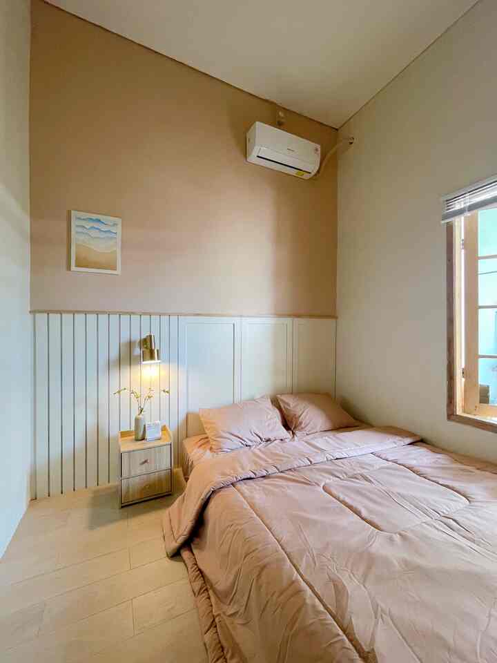 Hai teman-teman O!House ✨
Ini kamar tidur dirumahku, ukuran nya tidak terlalu besar hanya 2,6x2,4 m

Bagian dinding baru saja di makeover dengan wall batten yang dibentuk sedemikian dan di cat warna putih

Owh iya aku pilih warna yang netral dan cerah agar memberi efek luas untuk kamarku yang mungil 🥰

#BTNOAS5 #kamartidur #kamarminimalis 