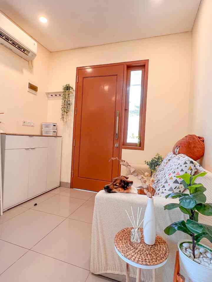 Living room super minimalis karena cuma muat ditaro sofabed yang berfungsi sebagai kasur juga. Posisi cuma sepetak di belakang pintu. Seberangnya ada rak sepatu dan rak serbaguna di belakang pintu.

Ruang tamu disini lebih ke fungsional daripada estetik karena masih dalam proses penyempurnaan. Yang penting karena punya anabul, sofa wajib dikasih cover.

#RuangTamuAesthetic #RuangTamuCantik #MakeOverRuangTamu #livingroom #ruangtamuminimalis #minimalistlivingroomidea #minimalist #rumahdeveloper #jakbar #petparent