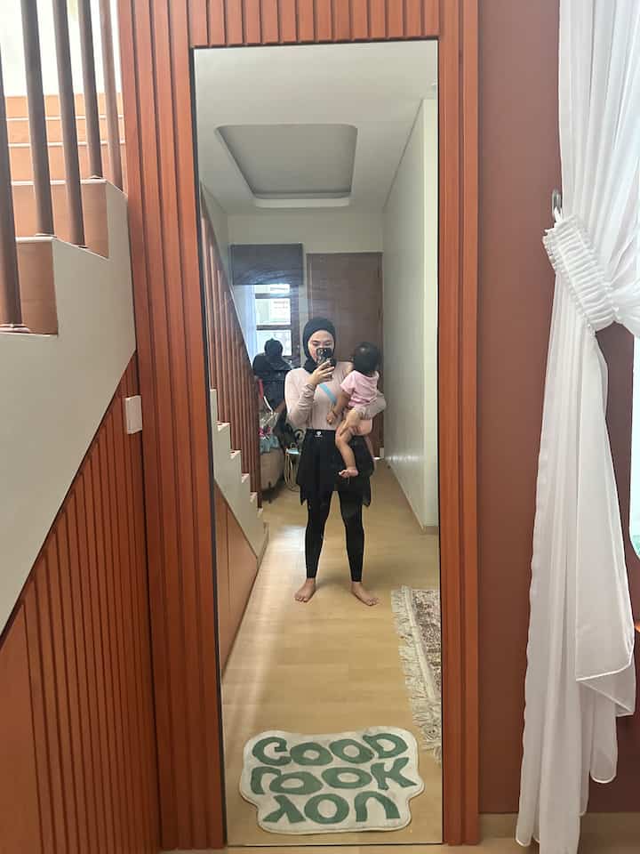 Hai hai haaaiii! Kembali lagi di Casadelusan hihihi
Kali ini aku mau bahas tentang kamar mandi tamu di Casadelusan yang waaaaw pasti kalian tidak menyangka hihihi
Dibalik kaca ini ada kamar mandi loh geng! Hahhh kok bisaaa? Iyaaa jadi bermula dari kepikiran duhh harus ada kamar mandi tamu tapi dimana yaaa? Ohhh yaa dibawah tangga lah satu satunya space yang memungkinkan untuk kita bikin kamar mandi tamu.
Terus tiba tiba aku bilang ke PakSuami kalo aku pengen si kamar mandi ini jadi hidden gem di rumah kita (hidden gem gaktuuuu) ehh gataunya PakSuami setujuuu
Akhirnya kita puter otak gimana yaaa caranya biar bisa jadi hidden gem?? Aha! PakSuami beride gimana kalo pintunya kita tutup pake HPL yg senada kayak pintu storage bawah tangga? Awalnya aku setuju, tapi dipertengahan aku kepikiran kenapa ga cermin aja yaaa? Kan aku suka banget foto foto ootd ataupun mirror selfie wkwkwk😂 EH gataunya PakSuami setuju hahahaha
Kamar mandi tamu ini juga konsepnya beda banget sama kamar mandi yang lain, karena di dalamnya menggunakan terazzo yang di mix sama mozaik.. CUTE PARAH SIIIII hahahahha
Teruuuuss PakSuami juga beride gimana kalo closetnya yang langsung ada kerannya diatasnya, karena lagi lagi… space yang terbatas bikin kamar mandi ini sempit kalo ditambahin wastafel lagi..
And yaaaa… this is it! Kamar mandi tamu estetik buat tamu Casadelusan hihihi mampir mampir ya genggg kalo ke Semarang🫶🏻

#aestheticroom #aesthetichomedecor #homestyling #bathroom #aestheticbathroom #homedecor #terazzo #mozaik #rumahmungil #semarang