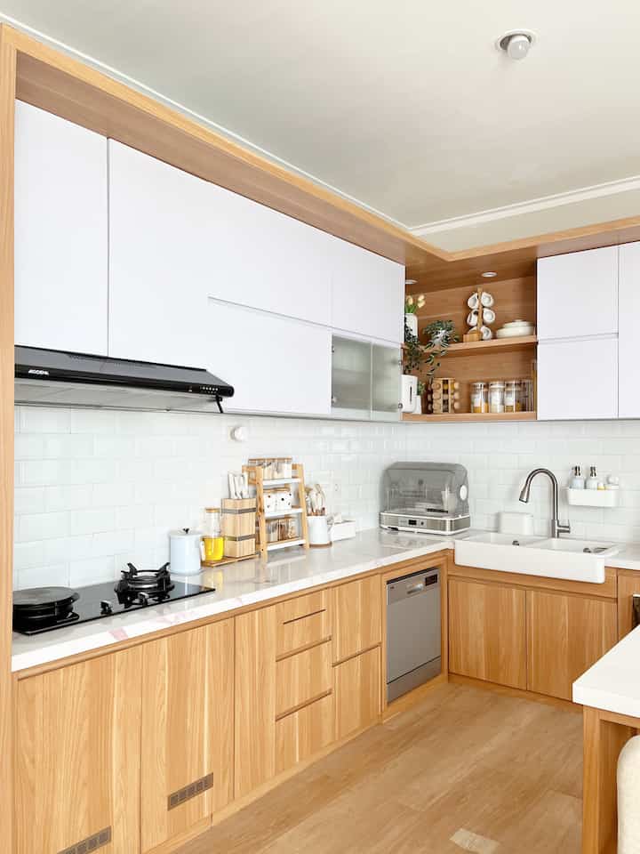 Dapurku yang berukuran 3x4m ini berkonsep japandi style, dengan dominasi warna white & natural wood. Salah satu alasanku memilih konsep japandi ini, agar terlihat lebih homey, bersih dan juga minimalis 🤎

Buat kalian yang lagi cari referensi ukuran kitchen set, bisa save & share postingan ini ya!

Tinggi Kitchen set : 80 cm
Lebar Kitchen set : 60cm
Tinggi Backsplash : 70cm
Lebar Kabinet Atas : 40 cm

Untuk tinggi kitchen set lebih baik disesuaikan dengan tinggi badan masing-masing ya, bisa menggunakan rumus berikut :

✨ (Tinggi Kitchen set : 2) + 5 ✨

Semoga membantu 🤗🤎

#japandi #scardinavian #homedecor #homestagram #idedapur #dapur #kitchen #dapurmodern #dapurminimalis #dapurjapandi
