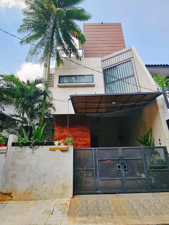 Kami memilih menggunakan arsitek karena kami merasa butuh jasa profesional yg mengerti masalah design rumah. Setelah pencarian arsitek, akhirnya pilihan jatuh ke @urban_sembilansembilan karena kami terterik dgn hasil designnya yg sesuai dgn selera kami yaitu industrial.
Karena saat itu masih pandemi & arsitek berada diluar kota, sehingga tdk dpt membantu sampai ke proses pembangunan, jadi arsitek hanya menyediakan gambar kerja saja.
Salah satu yg kami suka dr arsitek ini adalah design fasadnya. Walaupun ada sedikit perubahan dr design awal, jadilah fasad yg ada sekarang..

#bangunrumah #renovasirumah #arsitekrumah #industrial #industrialdesign #fasad #facade