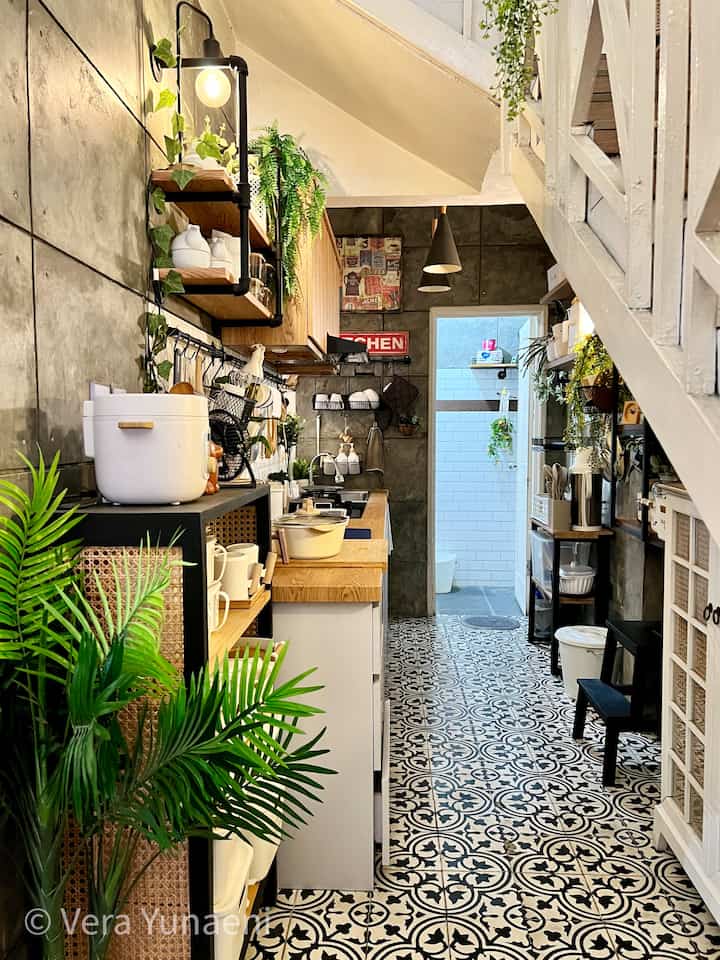 𝙈𝙞𝙣𝙞 / 𝙎𝙢𝙖𝙡𝙡 𝘿𝙚𝙘𝙤𝙧𝙖𝙩𝙞𝙤𝙣 𝙙𝙞 𝘼𝙧𝙚𝙖 𝘿𝙖𝙥𝙪𝙧 (postingan ke-2)
.
𝙈𝙚𝙣𝙜𝙞𝙠𝙪𝙩𝙞 𝙩𝙚𝙢𝙖 𝙨𝙚𝙗𝙚𝙡𝙪𝙢𝙣𝙮𝙖, 𝙮𝙖𝙞𝙩𝙪 𝙥𝙤𝙨𝙩𝙞𝙣𝙜𝙖𝙣 𝙠𝙚-1, 𝙢𝙚𝙣𝙜𝙚𝙣𝙖𝙞 𝙎𝙢𝙖𝙡𝙡 𝘿𝙚𝙘𝙤𝙧𝙖𝙩𝙞𝙤𝙣, 𝙉𝙖𝙝 𝙙𝙞 𝘼𝙧𝙚𝙖 𝙙𝙖𝙥𝙪𝙧𝙥𝙪𝙣 𝙖𝙠𝙪 𝙗𝙚𝙧𝙞𝙠𝙖𝙣 𝙨𝙢𝙖𝙡𝙡 𝙙𝙚𝙘𝙤𝙧𝙖𝙩𝙞𝙤𝙣 𝙮𝙖𝙞𝙩𝙪 𝙧𝙖𝙠 𝙩𝙚𝙧𝙗𝙪𝙠𝙖 𝙅𝙖𝙩𝙞 & 𝙒𝙚𝙗𝙞𝙣𝙜 𝙧𝙤𝙩𝙖𝙣 𝙗𝙚𝙨𝙚𝙧𝙩𝙖 𝙥𝙧𝙞𝙣𝙩𝙞𝙡𝙖𝙣𝙣𝙮𝙖, 𝙖𝙠𝙪 𝙥𝙚𝙘𝙞𝙣𝙩𝙖 𝙠𝙖𝙮𝙪 𝙟𝙖𝙩𝙞 𝙙𝙖𝙣 𝙬𝙚𝙗𝙞𝙣𝙜/𝙖𝙣𝙮𝙖𝙢𝙖𝙣 𝙧𝙤𝙩𝙖𝙣, 𝙙𝙖𝙖𝙖𝙣 𝙗𝙚𝙡𝙪𝙢 𝙗𝙤𝙨𝙚𝙣 𝙡𝙝𝙤𝙤𝙤 … 𝙢𝙤𝙜𝙖 𝙮𝙖𝙣𝙜 𝙨𝙚𝙙𝙚𝙧𝙝𝙖𝙣𝙖 𝙞𝙣𝙞 𝙗𝙞𝙨𝙖 𝙢𝙚𝙣𝙜𝙞𝙣𝙨𝙥𝙞𝙧𝙖𝙨𝙞 𝙮𝙖 😍😍
.
#kitchenbach #kitchenstuff #storage #lemaripenyimpanankayu #lemaripenyimpananjati #webingrotan #pohonpalemartifisial #pot #potbunga #storagebox #dapur #dapurcantik #dapurminimalis #vintagehome #rumah #rumahantik #rumahku #rumah120m2