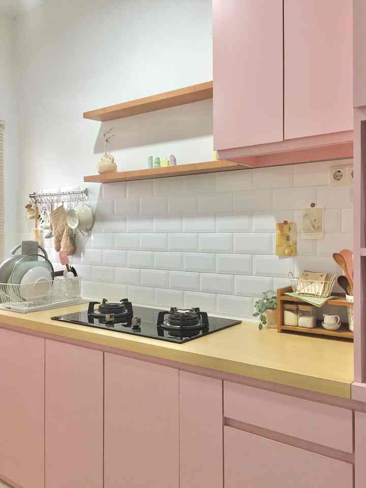 Halo dari dapur lagi~ Hehe. Jangan bosan-bosan yaa.

Dulu sebelum nikah mana tau yaa esensinya ngedekor-dekor dapur. Boro-boro dapur, kamar aja seadanya aja😂 Tapi sejak nikah, punya dapur sendiri, ngikutin dunia home decor, jadi paham kalo ngelihat dapur yg rapi beserta segala perintilan dekornya bisa bikin happy.

Ngomongin dekorasi, dapurku belum begitu banyak punya item dekor. Untuk item dekornya sebisa mungkin aku cari yg low budget😂 Kalopun gak low budget, minimal multifungsi, jadi punya manfaat juga.

Kalo mau nyari item dekor kayak vas atau gelas-gelas, coba deh cek produk defectnya. Biasanya defectnya itu minor banget sampe kadang gak keliatan dimana defectnya😅 Kalo bisa dapat item kayak gini, otomatis bisa lebih murah kaaan😆

#LowBudgetKitchen #LowBudgetKitchenMakeOver #LowBudgetItchenInspiration #DapurLowBudget #Minimalist #Colorful #KitchenDecoration