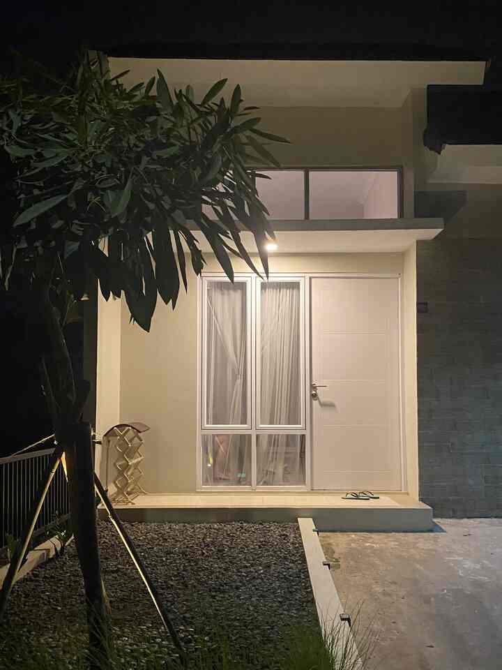 Rumpeas itu rumah developer, jadi fasadnya masih bawaan awal😁. Untuk bikin beda aku tambahin pagar samping (kebetulan sebelah rumah itu fasum), aku kasih spotlight agar pencahayaannya lebih cantiks saat gelap dan tanaman ekor kuda, untuk taman kecilnya aku menggunakan batu split. 


#DesignFasad #IdeFasad #InspirasiFasad #rumahdeveloper #rumahmungil #50m2 #petparent #fasadstandar