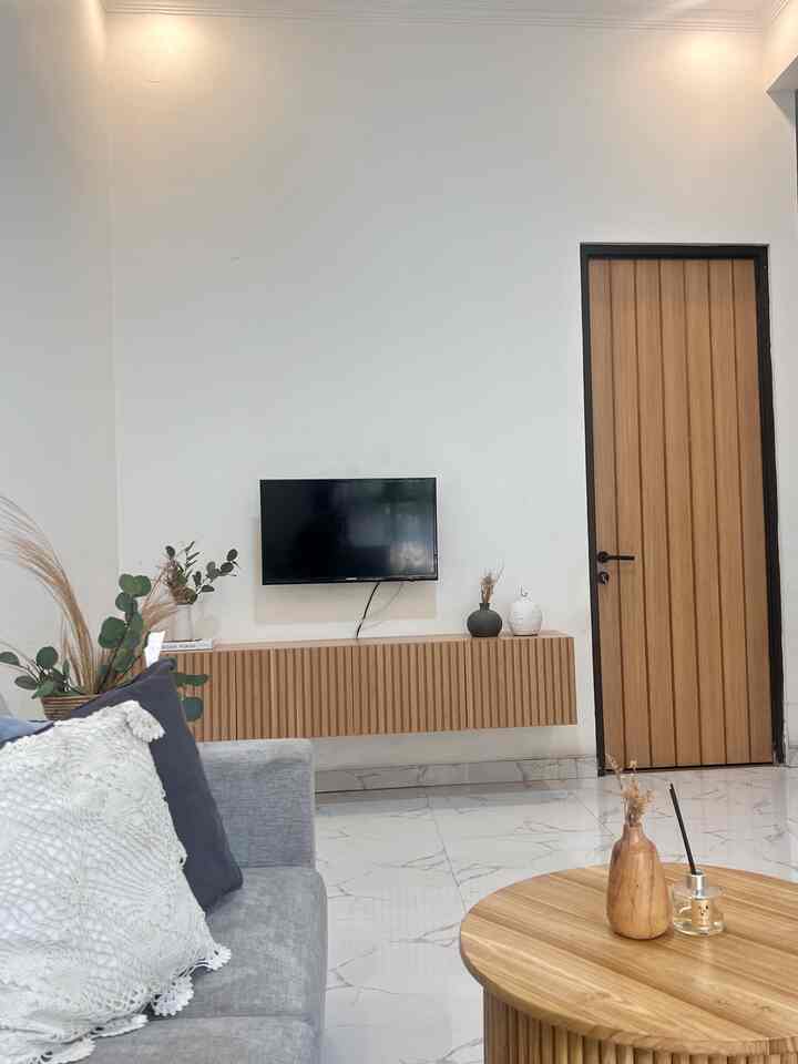Suasana living room di rumah kami. Perpaduan warna kayu, abu, dan putih. Terinspirasi dari granit corak marmer putih & abu, kami mengembangkan ide - ide furniture dari 2 warna tersebut. Agar menambah kesan Japandi, kami menambahkan material kayu pada beberapa furniture kami. Design pada pintu, kabinet tv, dan coffee table diserasikan dengan aksen kisi - kisi panel. Begitulah design living room kami, semoga menginspirasi teman - teman semua yah :)


#livingroom #designruangtamu #ruangtamu #japandi #sofa #inspirasirumah #inspirasiruangtamu #dekorasiruangtamu 