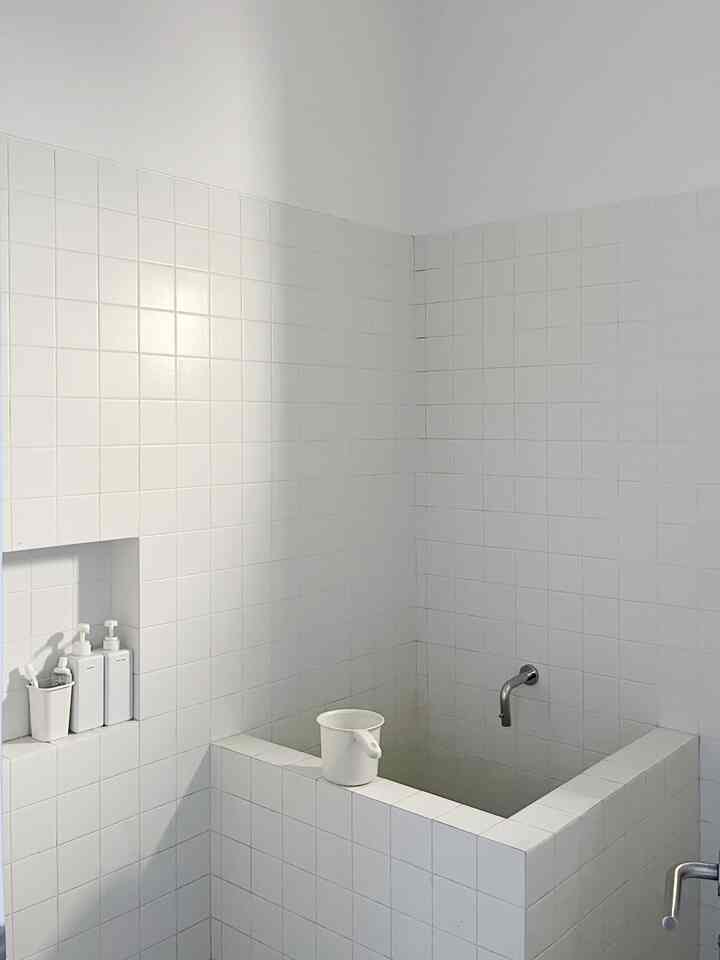 Kamar mandi di rumah kami ada 2 tipe, kering (shower) dan basah (bak). Desain kamar mandi dengan bak ini disamakan dengan kamar mandi shower menggunakan keramik 10x10 cm. 

#kamarmandi #toilet #kamarmandibak #minimalis #whitedesain