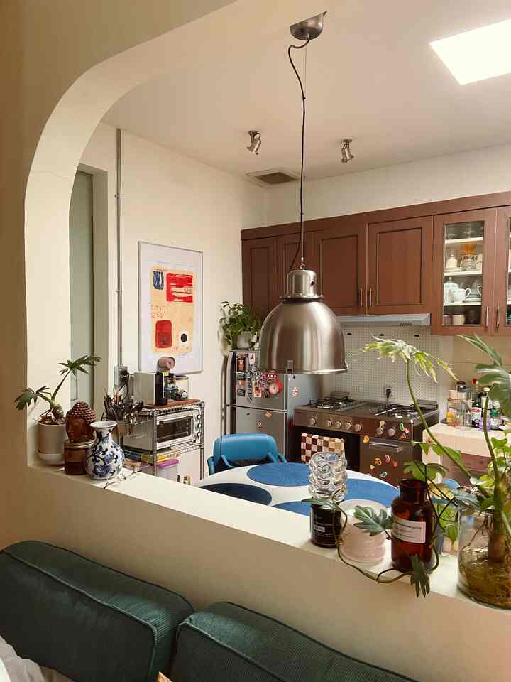 Selain ruang tamu, dapur juga menjadi bagian besar di rumah ini. Dapur ini milik mendiang nenek kami, dan kami mencoba menatanya agar menjadi milik kami.

Untuk dapur kami senang menambahkan warna dan kepribadian dengan pola. Dari handuk teh kami, hingga vas bunga. Kami juga menggantungkan gambar putri kami sebagai titik vokal pada ruang tersebut. Sebagian besar dekorasi kami tidak mahal, kurang dari 200K. Tapi itu memang memberi banyak penyegaran pada dapur kami yang sudah berumur dua dekade 🥘🥄🧂

#dapur anggaran rendah
#perombakan dapur anggaran rendah
#inspirasi dapur beranggaran rendah
#dekorasi dapur
#ruang kecil