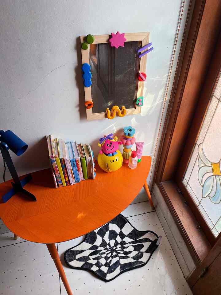 Golden hour corner🌟
Jadi kali ini aku mau sharing barang-barang ikea
yang aku DIY atau aku hias, mengapaa (??) karena
aku tipe orang yang gak bisa melihat sesuatu
dengan polosan atau kayak plek gitu aja, jadi ada 2 barang yang aku gemes banget mau aku diy, contohnya kayak pembatas buku yang aku ketemu di ikea dengan harga yang murah, karena emang lumayan susah nyari pembatas buku yang lucu dan harganya masih terjangkau. Hasilnya aku diy dengan clay dan cat acrylic dengan pattern random, dan hasilnya bisa dilihat di slide terakhir. 

satu lagi aku beli kaca di ikea, dan aku masukan kedalam frame kayu, lalu aku tambahkan dengan pattern warna warni dari clay dan cat acrylic. Terkadang hal yang dibuat simple bisa jadi menarik❤️🧡💛💚💙💜💗


#corner #goldenhour #homeoffice #colorisfun #readingcorner #homeoffice