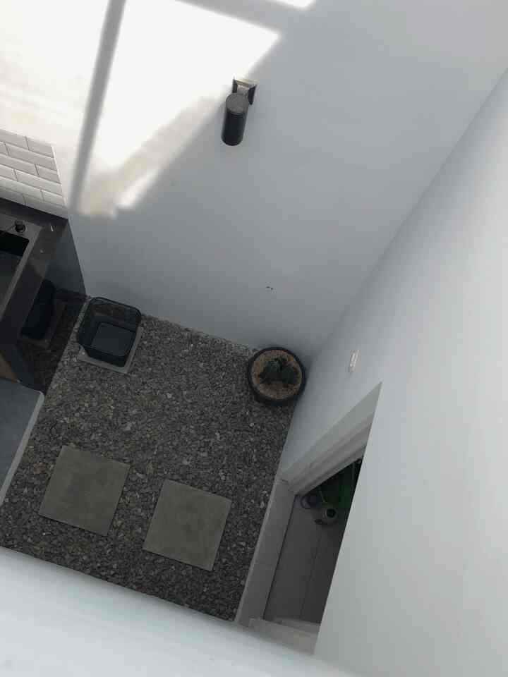 Mini dry garden yang memiliki fungsi ruang sebagai sirkulasi udara dan cahaya didalam rumah.

#drygarden #ruparupa #indoorgarden #nordhois