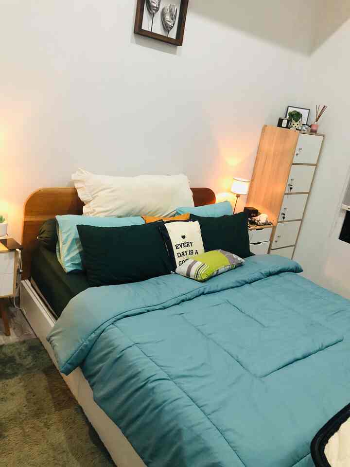Bed room Japandi

Furniture untuk kamar tidur kami memilih yang simple dan fungsional, seperti tempat tidur yang dibawahnya ada storage bisa untuk menyimpan pernak pernik kamar, lemari yang minimalis dan simple dengan nuansa off white dan wood.Untuk pemilihan bed sheet, karena memang Ke nuansa Japandi, warna earth tone membuat kamar tidur menjadi hangat.

#cozybedroom #dekorasikartidur #inspirasikamartidur #japandistyle #rumahtropical