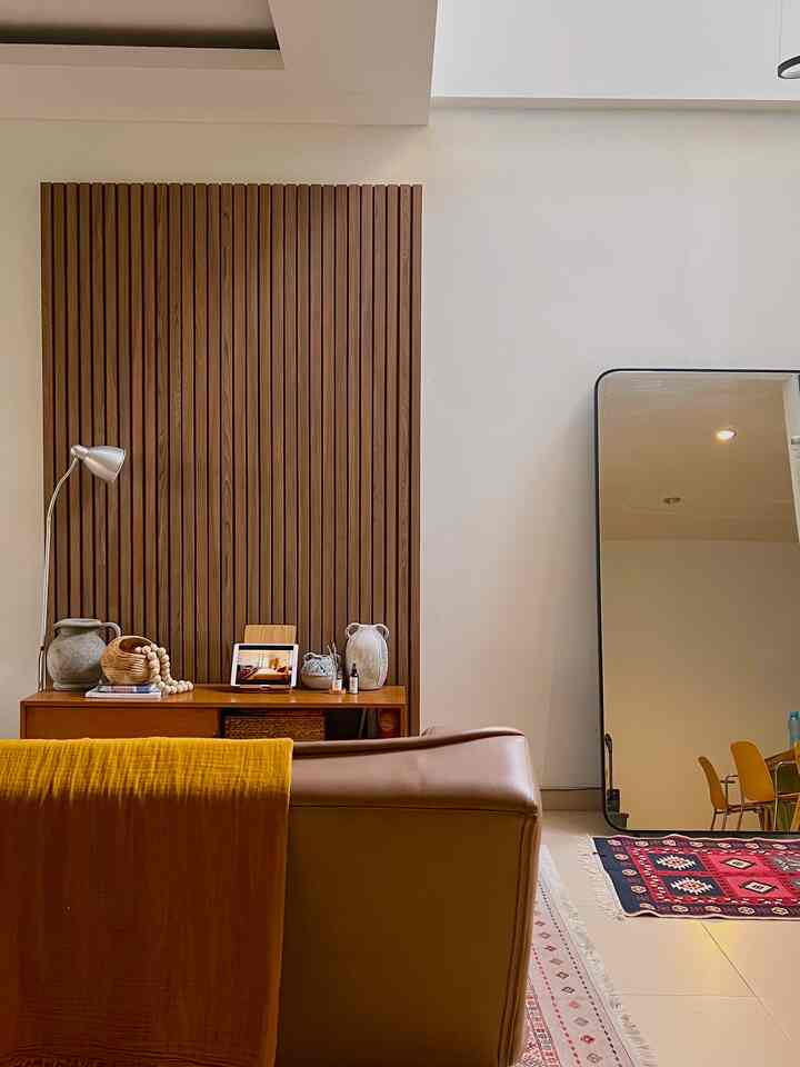 Sejak awal renovasi rumah, kami berdua sudah suka dengan konsep mid-century modern home. Rumah dengan nuansa kayu ditambah aksen berwarna di sekitarnya serta unsur warna maskulin yang membubui. 

Konsep rumah ini kami coba terapkan di living room, walaupun belum sesuai 100% sama dengan kosep mid-century modern. 

Salah satu elemen utama yang kami gunakan agar ruang living room terlihat seperti konsep mid-century modern adalah kisi kisi dengan ukuran lebar 5cm dan jarak yang rapat sesuai dengan ciri khas mid-century, kamudian penggunaan selimut serta karpet yang berwarna. Semoga bisa jadi insiprasi💝

#midcenturymodern #homedecorinspo  
#aesthetichomedeco #90sqm