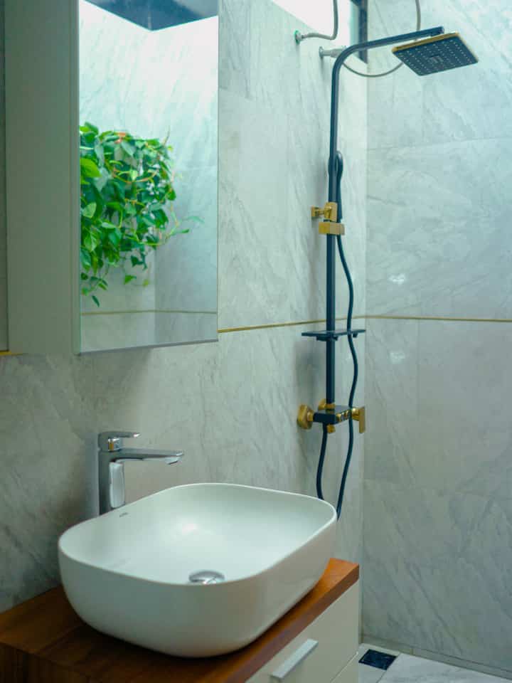 Hai teman o!house 🙋🏻‍♀️
Bathroom ini terleyak di lantai dua. Berada di dalam master bedroom. Foto pertama adalah area basah dengan shower hitam dan skylight. Lalu, mulai dari wastafel ini hingga ke sisi closet adalah area kering.

Di atas wastafel adalah cabinet untuk menyimpan keperluan mandi dan lainnya. Dulu belinya di IKEA. Sedangkan storage di bawah wastafel kami memesan custom ke pengrajin mebel.

#kamarmandi #bathroom #whiteinblack #minimalis #wastafel #keran #closet #toilet 