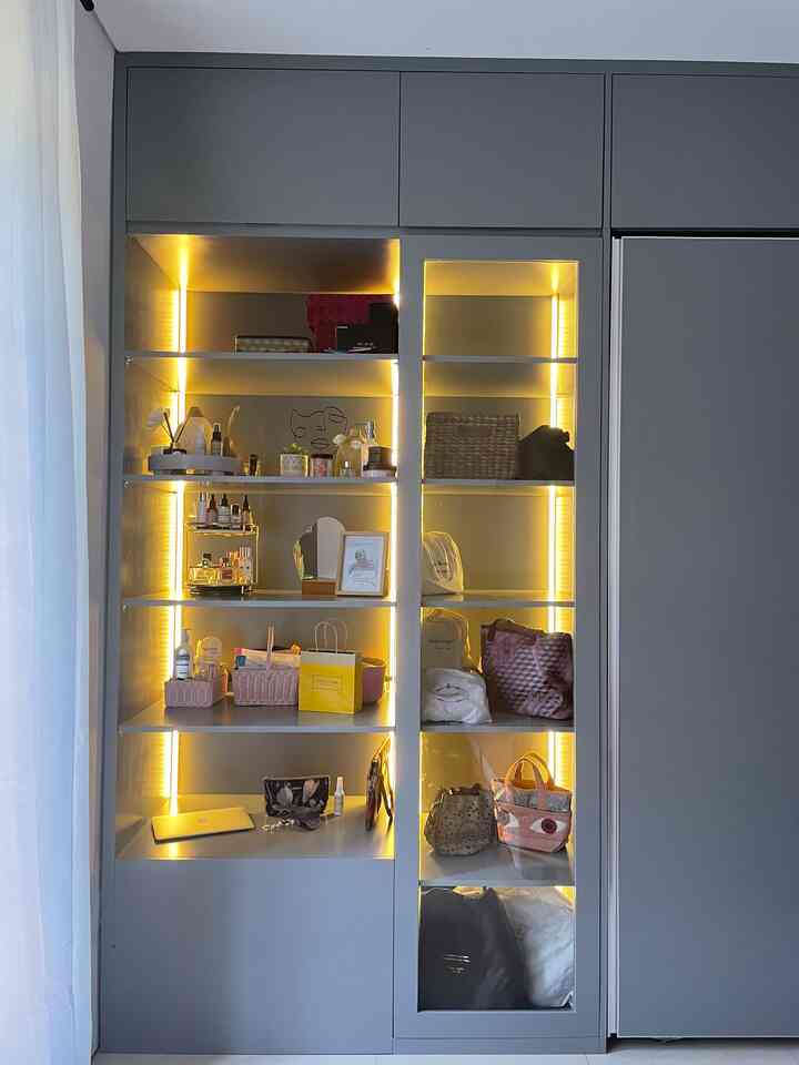 Ini adalah salah satu furniture yang kami custom sesuai dengan kebutuhan kami yaitu wardrobe atau walkin closet di kamar utama. Mulai dari design gambar dan custome furniturenya kami di bantu oleh design interior dari team @kns.archipelago. Ukurannya 
Menyesuikan dengan ukuran kamar namun dibuat kesan agar ruangan tetap luas. Kami puas sekali dengan hasilnya karena menggunakan material yang sangat baik dan design nya modern dan sesuai dengan keinginan.

Pemilihan warna abu abu dengan cat duco dan material kaca menyatu dengan konsep rumah kami yang banyak menggunakan warna earthy color. Wardrobe ini kami custom up to ceiling sebagai storage menyimpan barang2 kami lainnya agar tertata rapih. 
Swipe left untuk melihat detail bagian dalamnya dan wardrobe disaat night mode 🤎🫶🏻✨

#KNSLiving
#Style
#DIY
#WalkinCloset
#Wardrobe
#CustomeFurniture
#Personalizedfurniture
#Uniquefurniture
#ModernFurniture
#WardrobeFurniture
#Homedecoration
#Uptoceiling
#Designinterior
#Tropicalhouse
#Tropicalmodernhouse
#Japandiinterior
#Japandimodern
#Dekorasilemari
#Dekorasirumah 
#Dekorasikamar