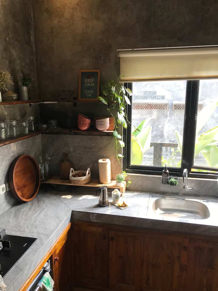 Weekend Vibe yang membuat dapur bisa rapih karena libur masak dulu. Dapur bernuansa #industrialrustic karena banyak menggunakan material kayu dan granit berwarna netral. Memberikan kesan rustic dan hangat. #rumahdeveloper #Bogor 