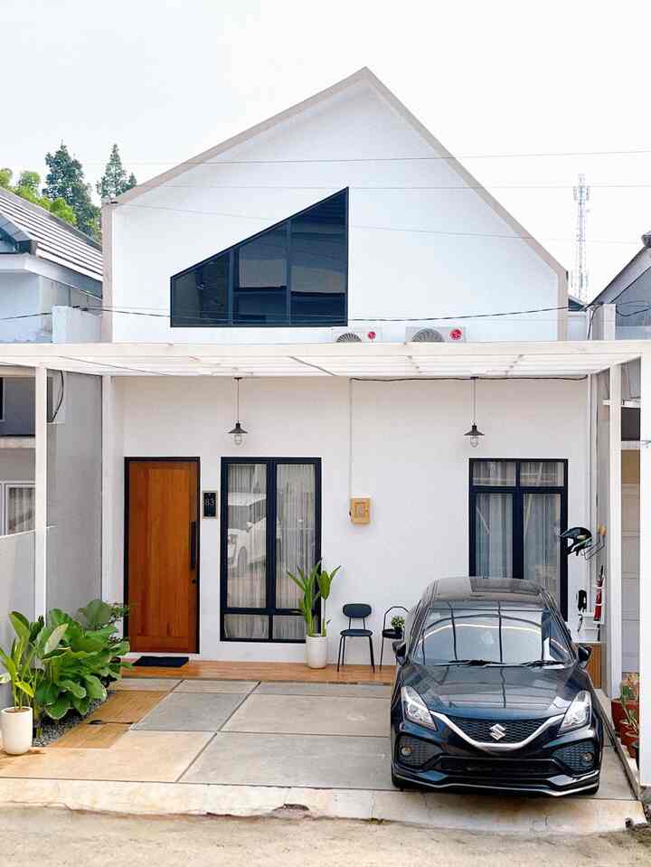 [ FASAD RUMAH ]

Fasad Scandinavian yang kami pilih untuk rumapertama kami. Kami memilih fasad ini karna suka dengan bentuknya. Dan sebelum rumah ini dibangun kami ingin di area dalam rumah menggunakan Mezzanine. Ini juga salah satu alasan kenapa kami memutuskan membangun rumah dengan fasad Scandinavian. Sehingga rumah ini kalau dari luar terlihat 1 lantai, akan tetapi di dalamnya 2 lantai 🤍

Material yang digunakan masih sama dengan material-material untuk membangun rumah. Seperti menggunakan bata merah, besi hollow, atap transparan, kaca dll

Untuk yang ingin membangun rumah sebaiknya menentukan tema rumah apa yang diinginkan. Setelah itu cari banyak referensi design rumah sesuai tema yang sudah dipilih. Dan boleh juga menggunakan jasa arsitek/ kontraktor kalau punya budget lebih. Tapi bisa juga tanpa arsitek/ kontraktor jika low budget seperti kami jadi kami hanya mencari referensi di pinterest atau yang lainnya untuk menentukan bentuk rumah yang ingin kami bangun. Setelah itu gambar tersebut kami berikan kepada mandor dan dicorat coret manual untuk menyiapkan sketsa rumah yang kami mau ☺️

#DesignFasad #IdeFasad #InspirasiFasad #Inspirasirumah #homedecor #fasadscandinavian #japandi #rumahsegaris